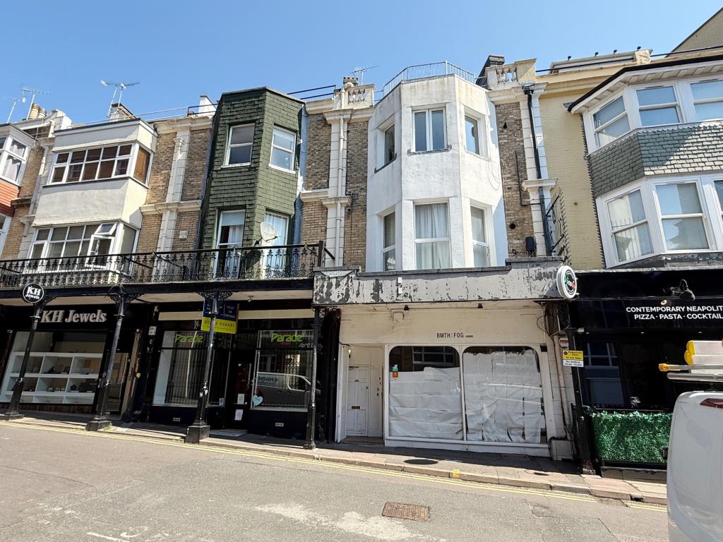 Lot: 139 - TOWN CENTRE FLAT FOR INVESTMENT OR OCCUPATION - View of the main building from the street